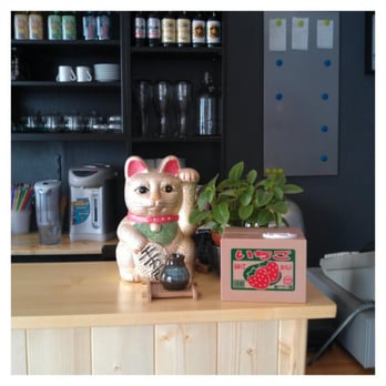 Moshi Moshi - 2 maneki neko (chats porte-bonheur). Le second est caché dans la boîte aux fraises (c'est trop kawaii !). - Japanese Near Me - Lille, 59 Moshi Moshi - 2 maneki neko (chats porte-bonheur). Le second est caché dans la boîte aux fraises (c'est trop kawaii !). - Japanese Near Me - Lille, 59