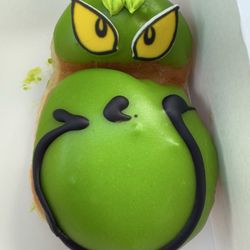 Krispy Kreme - The icing on the mouth is all wrong, that's not how a grinch serves lewks