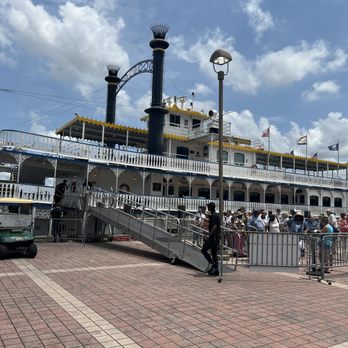 Creole Queen paddle wheel boat