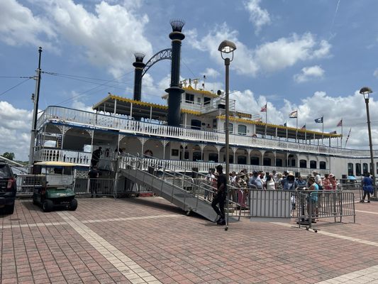 Paddlewheeler Creole Queen by null