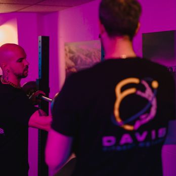 Davis Fitness Method - Personal Trainer in Seattle helping client adjust equipment - Trainers Near Me - Seattle, Washington Davis Fitness Method - Personal Trainer in Seattle helping client adjust equipment - Trainers Near Me - Seattle, Washington