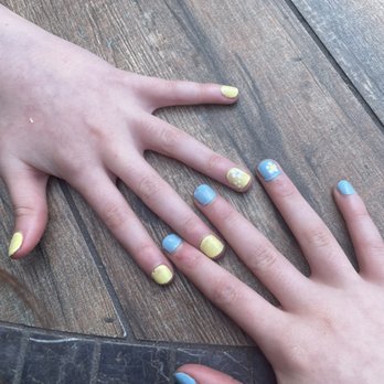 Smiley Nail Spa - regular manicure w/ flower design - Nail Salons Near Me - Walnut Creek, California