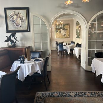 High Cotton - Interior - Cocktail Bars Near Me - Charleston, South Carolina