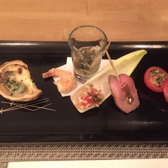 Jardin Iwaki - Assorted appetizers, from left to right: grilled oyster with miso, fried shrimp, picked mushroom, tuna, lightly seated duck and crab. - Japanese Near Me - Montreal, Quebec