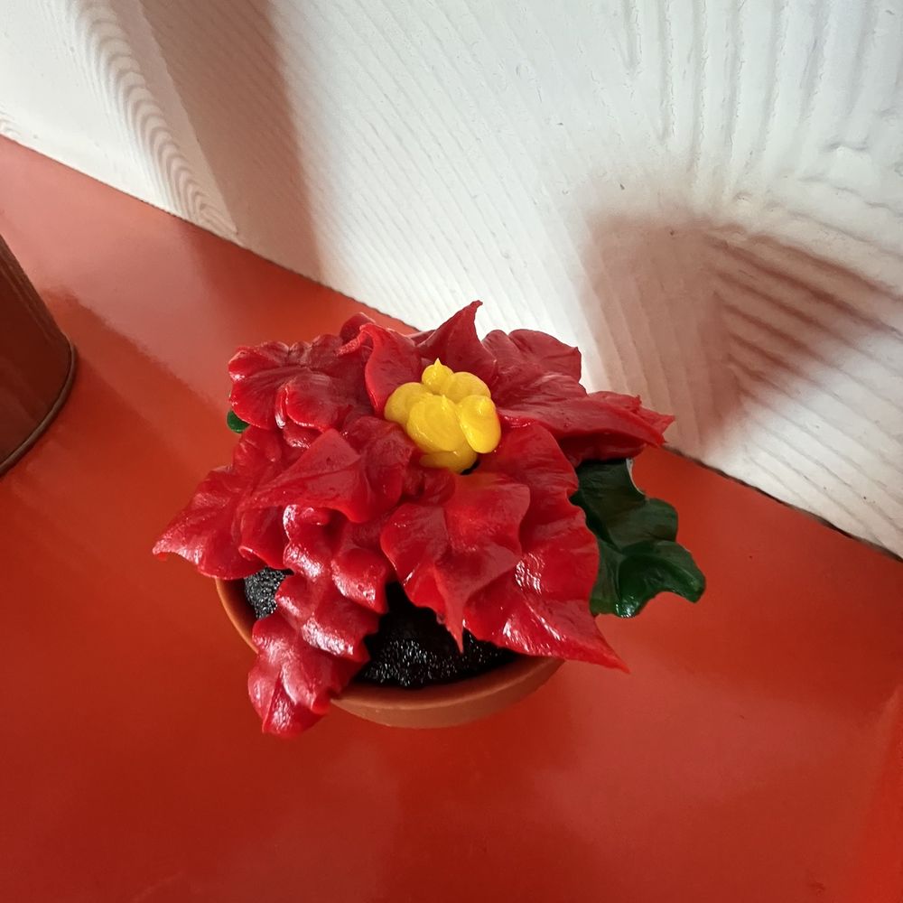 H-E-B - ows a red table with a flower in it - Convenience Stores Near Me - Austin, Texas H-E-B - ows a red table with a flower in it - Convenience Stores Near Me - Austin, Texas