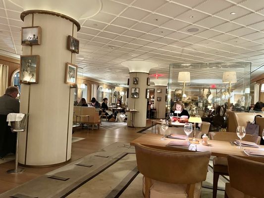 L’Avenue at Saks by null