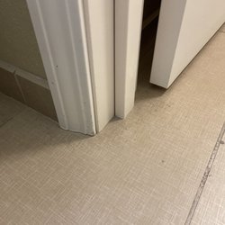 Staybridge Suites Eau Claire - Altoona - Dirty floors