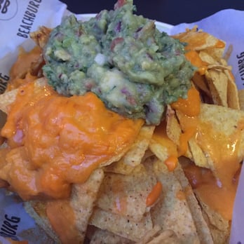 Beachburg - Nachos con cheddar y guacamole - Burgers Near Me - Sitges, B Beachburg - Nachos con cheddar y guacamole - Burgers Near Me - Sitges, B