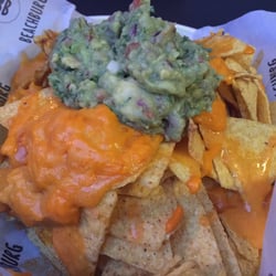 Beachburg - Nachos con cheddar y guacamole