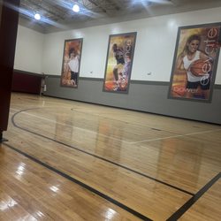 LA Fitness - Basketball court