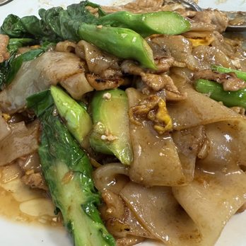 Renu Nakorn - Pad See Ew with a cloyingly sweet sauce - Thai Near Me - Norwalk, California Renu Nakorn - Pad See Ew with a cloyingly sweet sauce - Thai Near Me - Norwalk, California