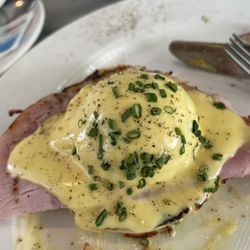 Aberdeen Tavern - Eggs Benedict