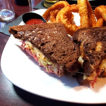 Bumpers Grill and Bar - American Near Me - Fairview, Oregon