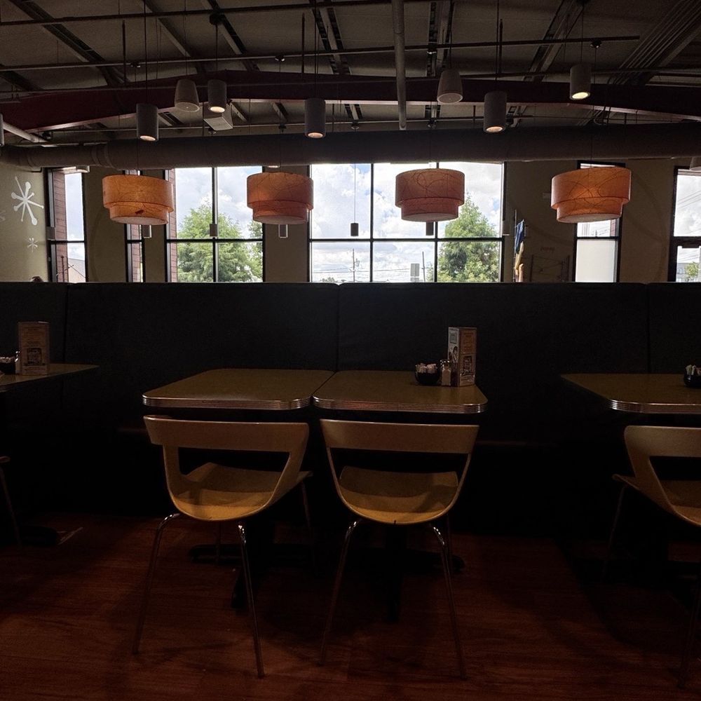 Snooze, an A.M. Eatery - Interior near booth - Breakfast & Brunch Near Me - Houston, Texas