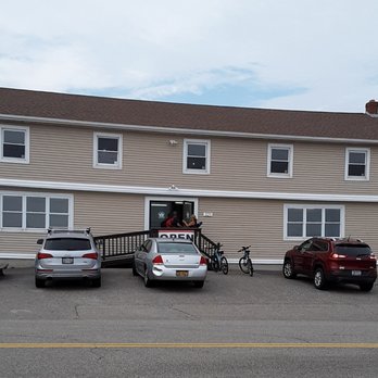 Wells Beach Lobster Pound - two cars parked in front of a building - Seafood Near Me - Wells, Maine Wells Beach Lobster Pound - two cars parked in front of a building - Seafood Near Me - Wells, Maine