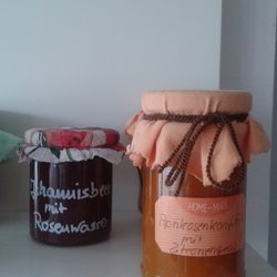 Café Pfannkuchen - Johannisbeere mit Rosenwasser und Aprikose mit Zitronengras. Currant with rose water and apricot with lemongrass.