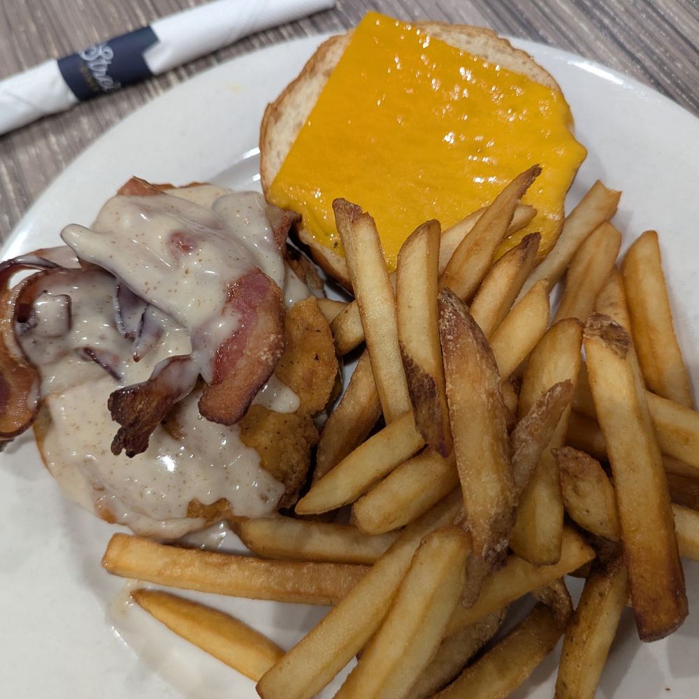 Elm Street Diner - Crispy chicken sandwich - Diners Near Me - Stamford, Connecticut