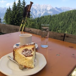 Götzner Alm - Zupfkuchen. anders als erwartet. riesig. durchaus lecker.