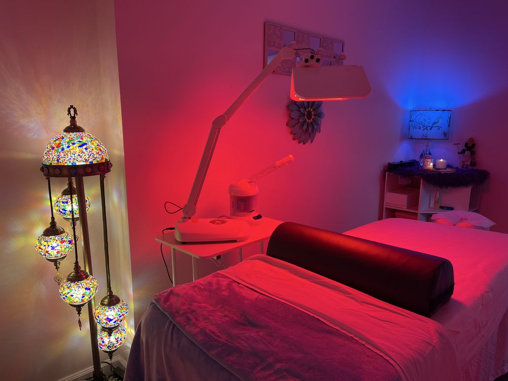 Di Di's Facial Spa Logo