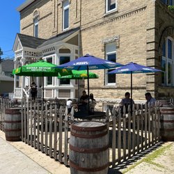 Maxwell's - Sunny and breezy patio