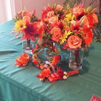 Flowers By Judy - Bridesmaid bouquets and boutonnieres. - Florists Near Me - Weimar, Texas