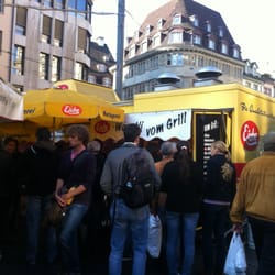 Eiche Metzgerei + Party-Service AG Uff Em Märt - Crowd in front of Eiche's.