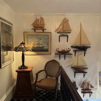 Queen Vic Guest House - Cute sitting area - Bed & Breakfast Near Me - Provincetown, Massachusetts Queen Vic Guest House - Cute sitting area - Bed & Breakfast Near Me - Provincetown, Massachusetts