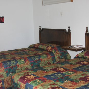 Holiday Motel - One of 6 rooms with 2 full size beds - Hotels Near Me - Lamar, Colorado
