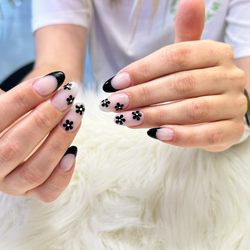 Coco Nails & Spa - Black daisy