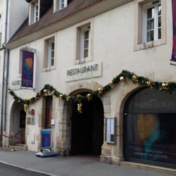 Hôtel Philippe le Bon - Devanture, l'hôtel est à gauche.