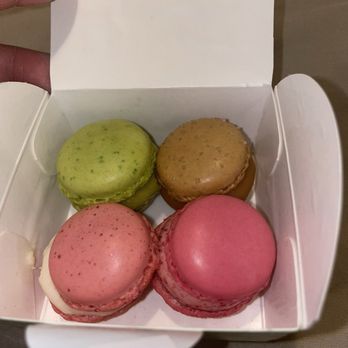 Sprüngli - Pistachio, chocolate, Rose and strawberry macarons - Chocolatiers & Shops Near Me - Zürich, ZH Sprüngli - Pistachio, chocolate, Rose and strawberry macarons - Chocolatiers & Shops Near Me - Zürich, ZH