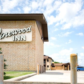 1. Pinewood Inn & Suites
