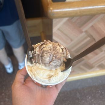 Salt & Straw - Panther chocolate coffee tres leches and peach jam miso blondies - Ice Cream & Frozen Yogurt Near Me - Orlando, Florida Salt & Straw - Panther chocolate coffee tres leches and peach jam miso blondies - Ice Cream & Frozen Yogurt Near Me - Orlando, Florida