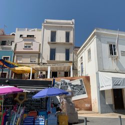 Galé - View up at the restaurant from the main road near the beach