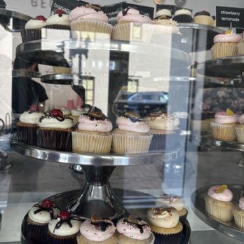 Georgetown Cupcake - Strawberry sundae cupcakes - Cupcakes Near Me - Washington, DC, District of Columbia Georgetown Cupcake - Strawberry sundae cupcakes - Cupcakes Near Me - Washington, DC, District of Columbia