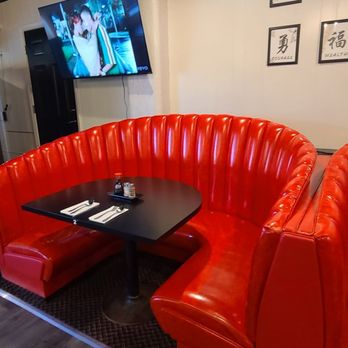 Celebrities Parkway Grill - Inside - Burgers Near Me - Fairview, Oregon
