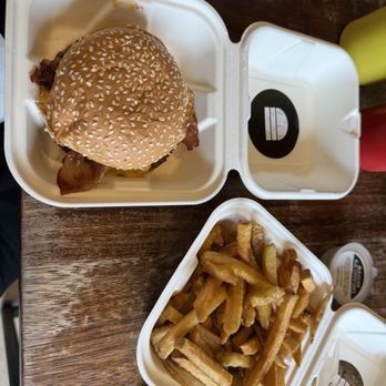 Bleecker Victoria - Cheeseburger and fries. - Burgers Near Me - London, XGL Bleecker Victoria - Cheeseburger and fries. - Burgers Near Me - London, XGL