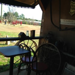 Uncle Wayne's BBQ - Open air tables