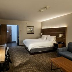 Holiday Inn Express & Suites - Kalamazoo West - Our Room at Lobby at Holiday Inn Express & Suites Kalamazoo West