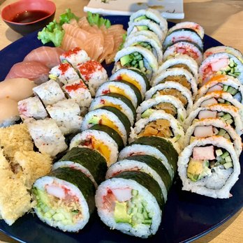Fuki Sushi Bar - Mixed sushi, sashimi, nigiri plate. - Sushi Bars Near Me - Laval, Quebec