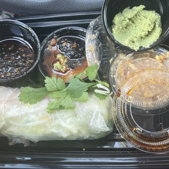 Ten Zushi - Fresh spring roll w shrimp and sauces. That chili oil!!!! - Asian Fusion Near Me - Jacksonville, Florida Ten Zushi - Fresh spring roll w shrimp and sauces. That chili oil!!!! - Asian Fusion Near Me - Jacksonville, Florida