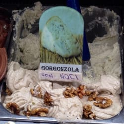 Al Gelatone - Ice cream with Gorgonzola and walnuts