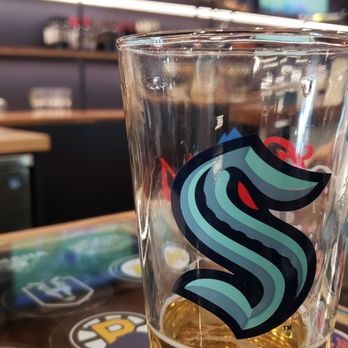 32 Bar & Grill - Sports Bars Near Me - Seattle, Washington