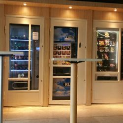 Relais H Café - La Machine à café et d'autres paquets de gâteaux