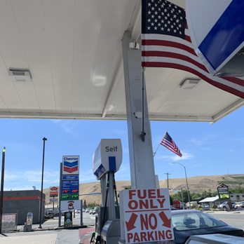 Selah Chervron / Toro Taco - American flag flying! - Gas Stations Near Me - Selah, Washington Selah Chervron / Toro Taco - American flag flying! - Gas Stations Near Me - Selah, Washington