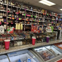 Vince's Liquor & Deli - Lord of alcohol!