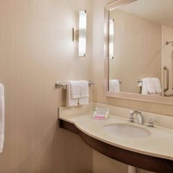 Hilton Garden Inn Bristol - Guest room bath