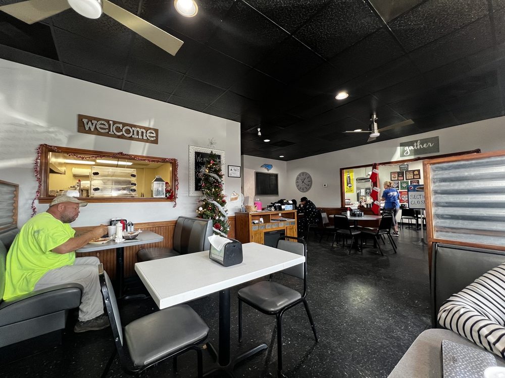 RAMSEUR COUNTRY DINER Updated September 2024 10 Reviews 140 N Brady St, Ramseur, North