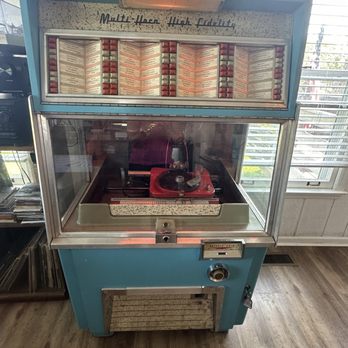 Fatguy Southern Kitchen - Real working vintage jukebox! Tay will put some quarters out for you to choose the music! - Barbeque Near Me - Lascassas, Tennessee