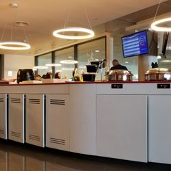 Salón VIP Pacific - The food bar. Sometimes enough plates and utensils are out of sync with the food.